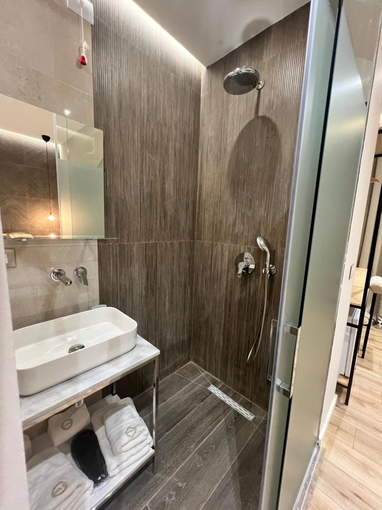 Enzo Rooms & Apartment Blloku Tirana Exterior photo
