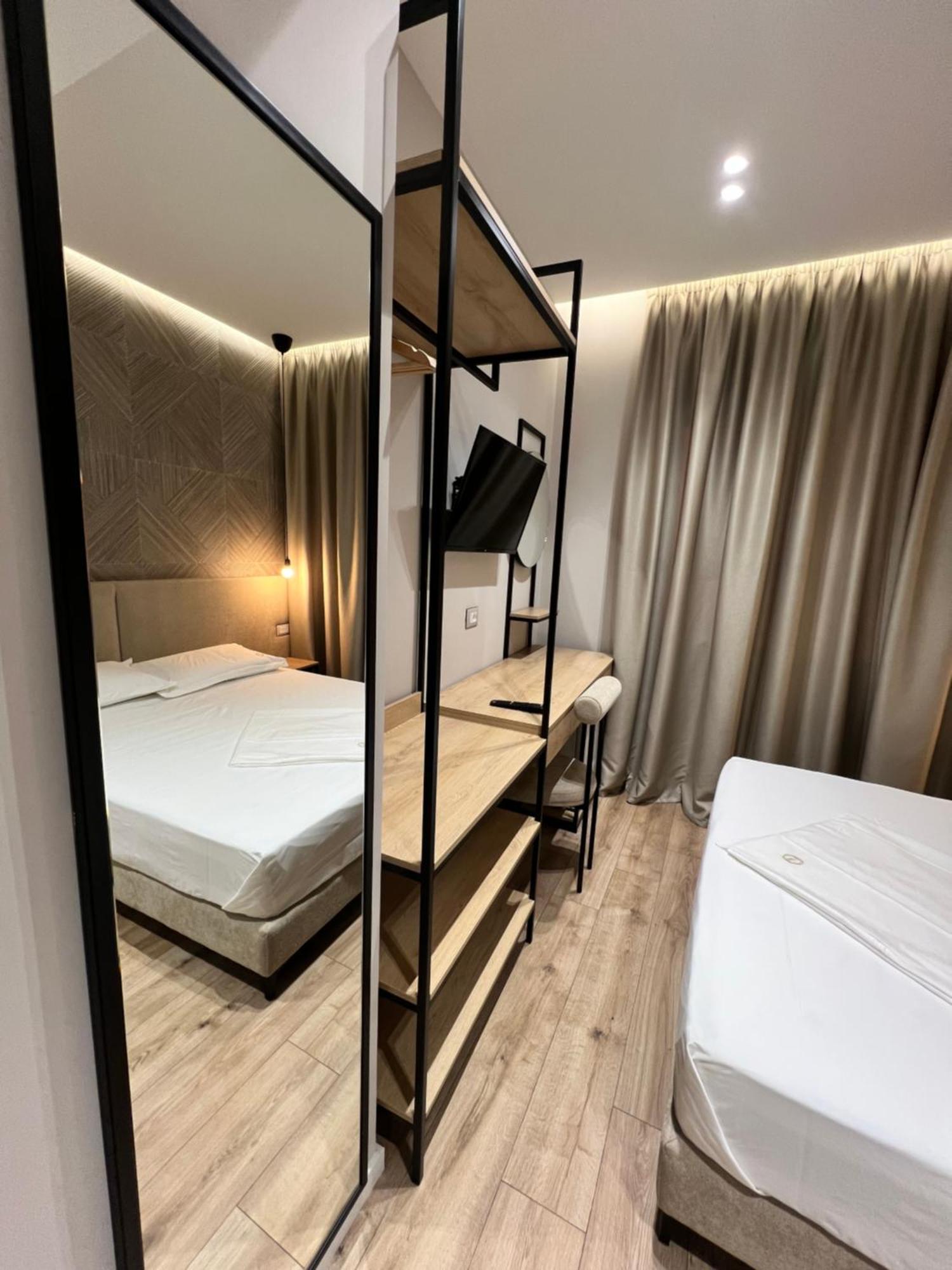 Enzo Rooms & Apartment Blloku Tirana Exterior photo